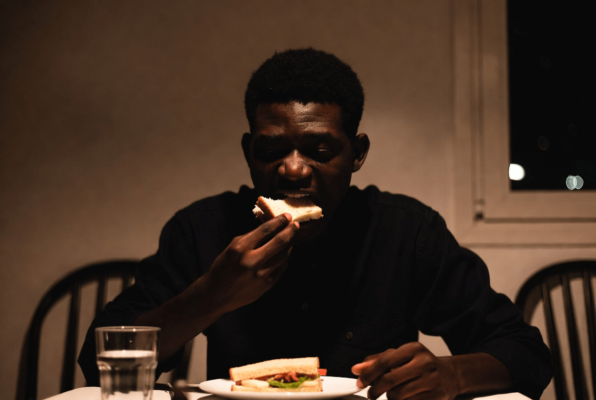 How Late-Night Snacking Disrupts the Liver’s Natural Detox and Fat Burn Cycle How Late-Night Snacking Disrupts the Liver’s Natural Detox and Fat Burn Cycle