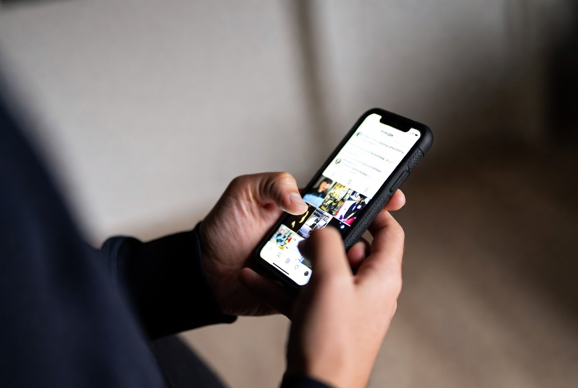 The Quiet Habit Psychologists Now Say Harms Mental Health More Than Social Media